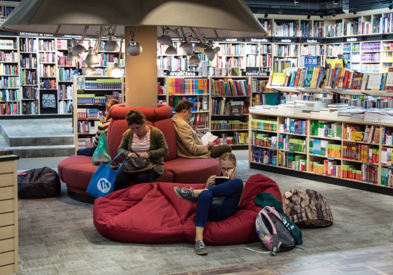 ecommerce-LA GARDE FREINET-min_books_bookstore_book_reader_readers_reading_shop_sale_books-849006