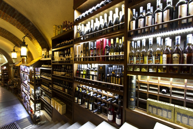 ecommerce-LA GARDE FREINET-min_world_street_travel_shop_canon_georgia_wine_bottles-429767